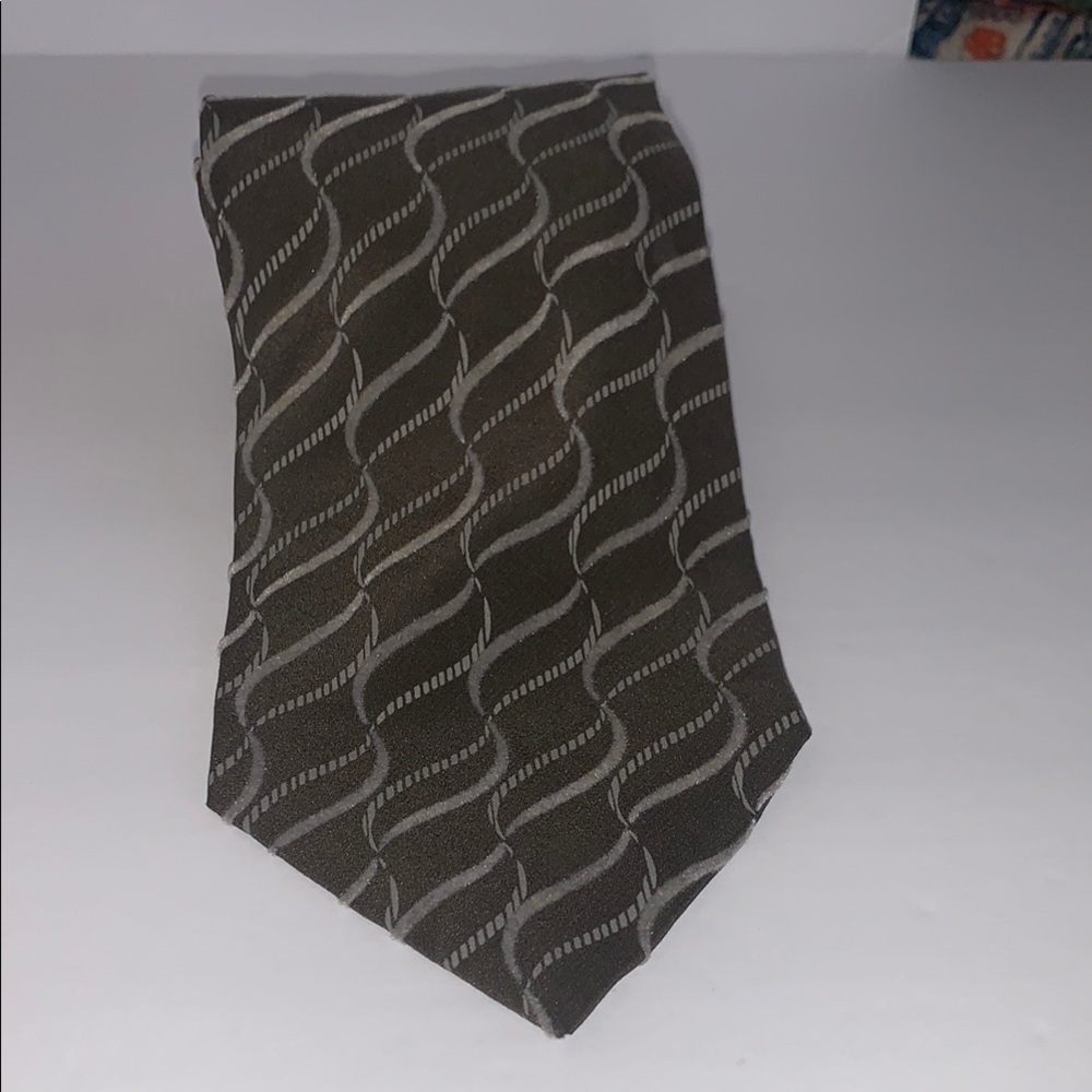 Giorgio Armani Gray with light accent Silk Tie with Wavy Pattern
